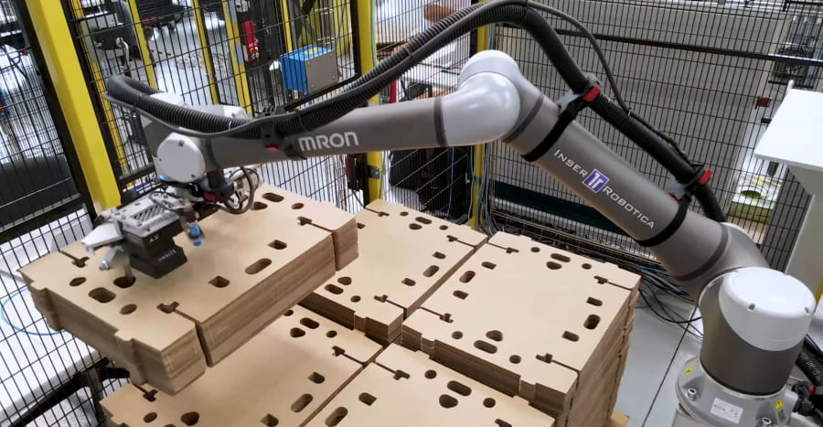 Omron E Inser Robótica Desarrollan Una Solución Automatizada Para La Carga De Montadores De Cajas